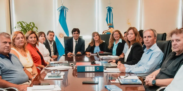 San Juan: Gobierno y gremios docentes logran acuerdo salarial para el primer semestre de 2026