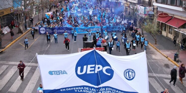 Córdoba: el Gobierno presenta nueva oferta salarial para docentes tras semanas de tensión