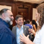 Kicillof se enfrenta a gremios en plena disputa salarial en medio de crisis financiera en Buenos Aires