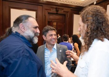 Kicillof se enfrenta a gremios en plena disputa salarial en medio de crisis financiera en Buenos Aires