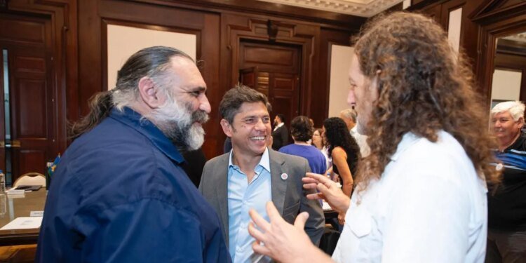 Kicillof se enfrenta a gremios en plena disputa salarial en medio de crisis financiera en Buenos Aires