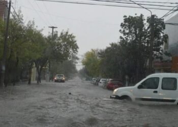 Inundaciones en Santa Rosa: intensas lluvias superaron los 90 milímetros y piden quedarse en casa
