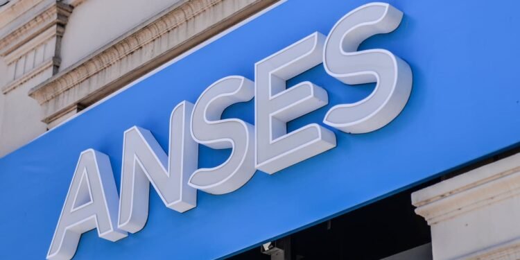 Hoy se abonan los haberes a jubilados y AUH: ¿Cuánto cobrarán en abril?