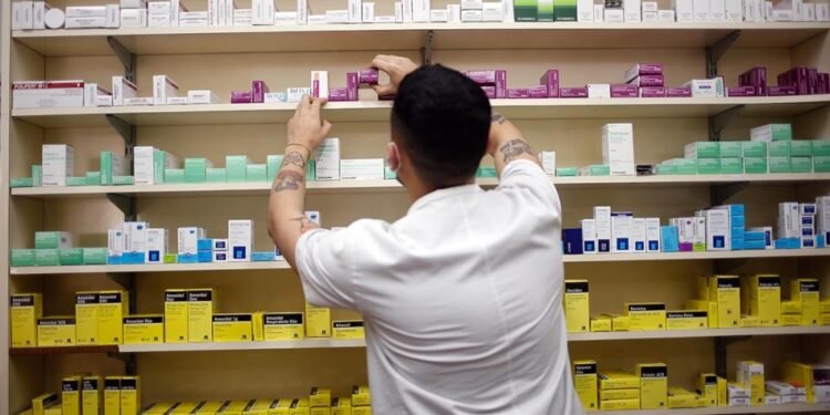 La Provincia de Buenos Aires refuerza programa de medicamentos tras freno nacional