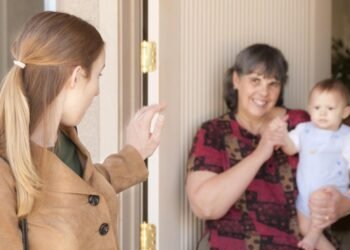 Salarios de niñeras y cuidadores en abril 2026: expectativas de nuevas paritarias