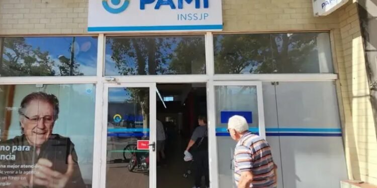 Jubilados y trabajadoras exigen que se destinen fondos para mejorar sus ingresos y salud