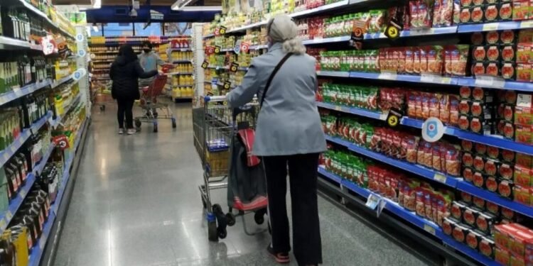 Descuentos para jubilados: ¿cuánto se puede ahorrar en supermercados este abril?