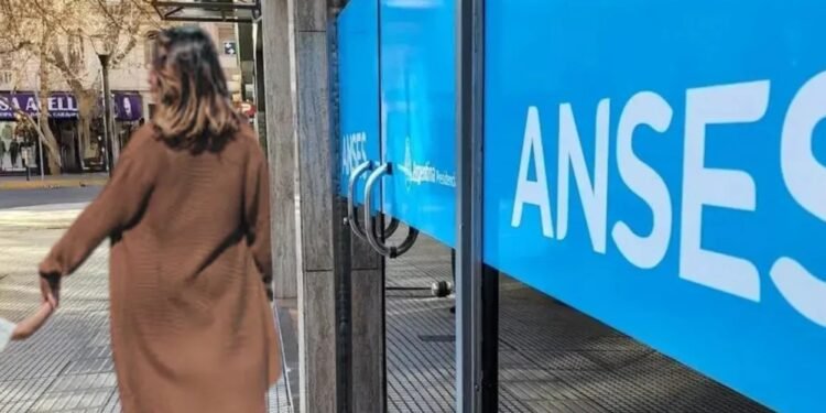 AUH en abril: ¿cuánto se cobrará y qué extras se sumarán a la prestación?