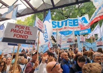 SUTEBA se moviliza por más recursos y exige la devolución del FONID en Buenos Aires