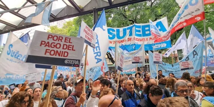 SUTEBA se moviliza por más recursos y exige la devolución del FONID en Buenos Aires
