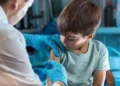 Mendoza: descubren venta de certificados falsos de vacunación a familias antivacunas