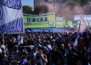 La CGT se moviliza en Plaza de Mayo y avisa: “El trabajo es con derechos o es esclavo”