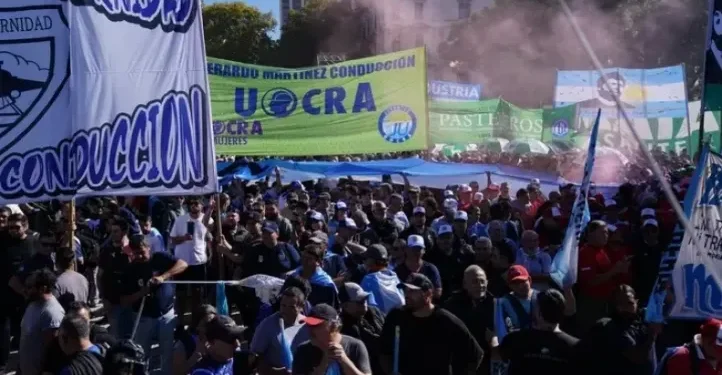 La CGT se moviliza en Plaza de Mayo y avisa: “El trabajo es con derechos o es esclavo”