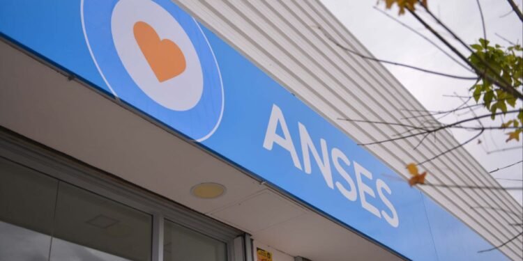 ANSES llega al barrio: ¿Cuánto se cobrará por los trámites el 8 de mayo?