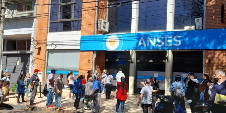 ¿De cuánto será el aumento de la AUH en mayo y qué pasará con la Tarjeta Alimentar?