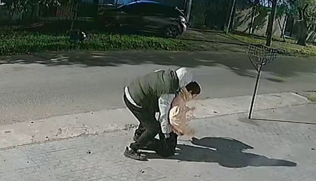Delincuente asalta a nene de 12 años camino a la escuela y lo obliga a desnudarse
