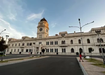 El Gobierno provincial convoca a paritarias para salarios de estatales y docentes esta semana