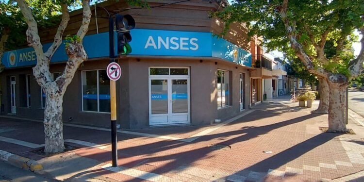 ANSeS confirma el calendario de pagos de mayo: ¿cuánto cobrarán jubilados y pensionados?